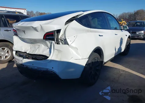 2022 Tesla Model Y Long Range Dual Motor All-Wheel Drive z USA, uszkodzony, nr VIN 7SAYGDEE0NF370077